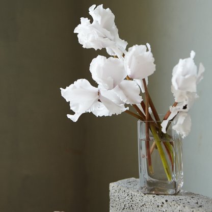Minimalist Bud Vase Arrangements | That Flower Shop | Weddings & Events